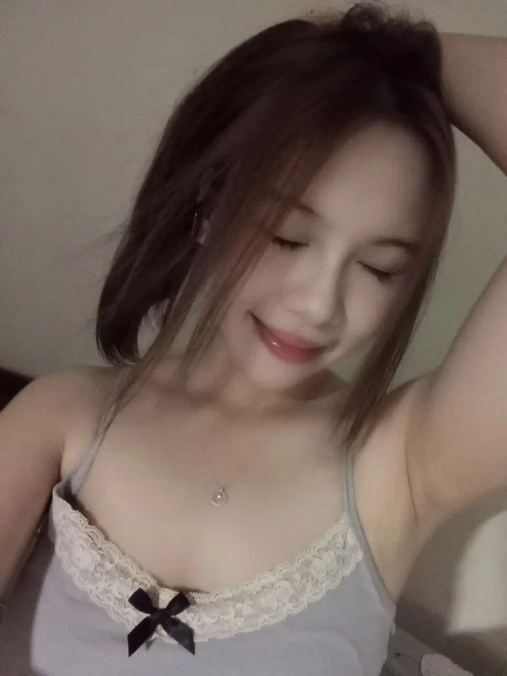 Buồn gã chồng chỉ lo công việc, người vợ địt nhau với đồng nghiệp trẻ
